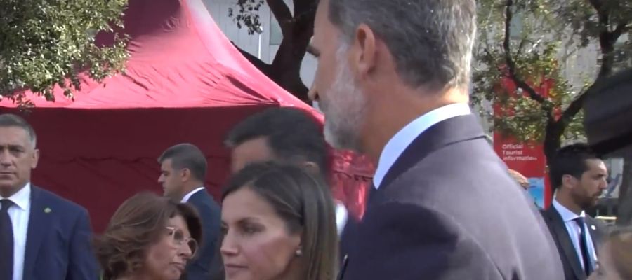 Gritos de apoyo al Rey en su llegada al acto de homenaje en Cataluña Gritos de apoyo al Rey en su llegada al acto de homenaje en Cataluña