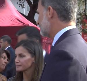 Gritos de apoyo al Rey en su llegada al acto de homenaje en Cataluña Gritos de apoyo al Rey en su llegada al acto de homenaje en Cataluña