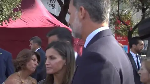 Gritos de apoyo al Rey en su llegada al acto de homenaje en Cataluña Gritos de apoyo al Rey en su llegada al acto de homenaje en Cataluña
