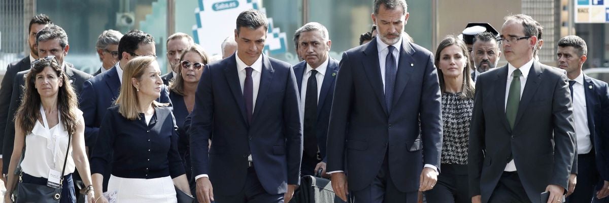 Los Reyes a su llegada a la plaza de Catalunya para presidir los actos de homenaje Los Reyes a su llegada a la plaza de Catalunya para presidir los actos de homenaje