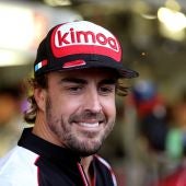 Fernando Alonso, sonriente en Silverstone