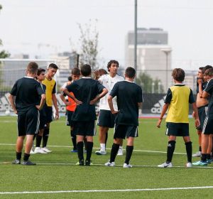 Raúl González, dirigiendo su primer entrenamiento Raúl González, dirigiendo su primer entrenamiento
