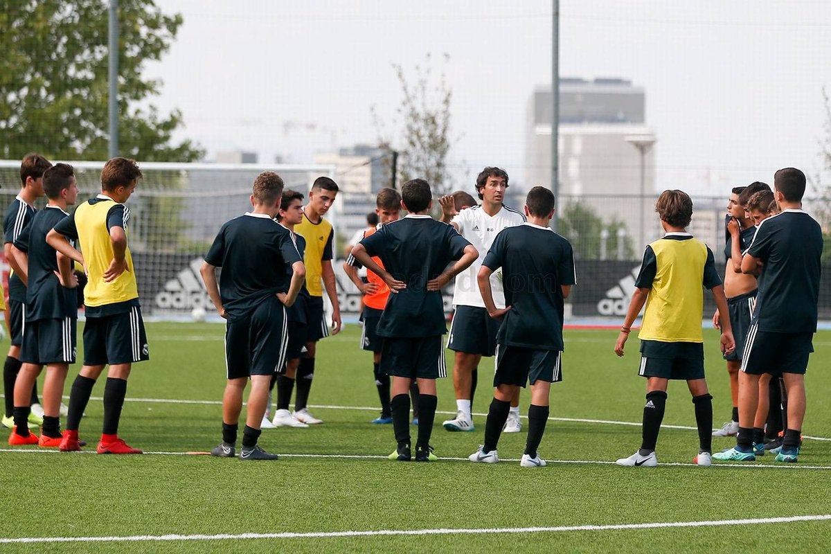 Raúl debuta como entrenador del cadete B del Real Madrid: "Feliz de formar parte de este proyecto" Raúl debuta como entrenador del cadete B del Real Madrid: "Feliz de formar parte de este proyecto"