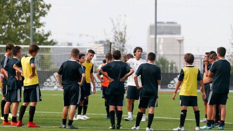 Ra&uacute;l Gonz&aacute;lez, dirigiendo su primer entrenamiento