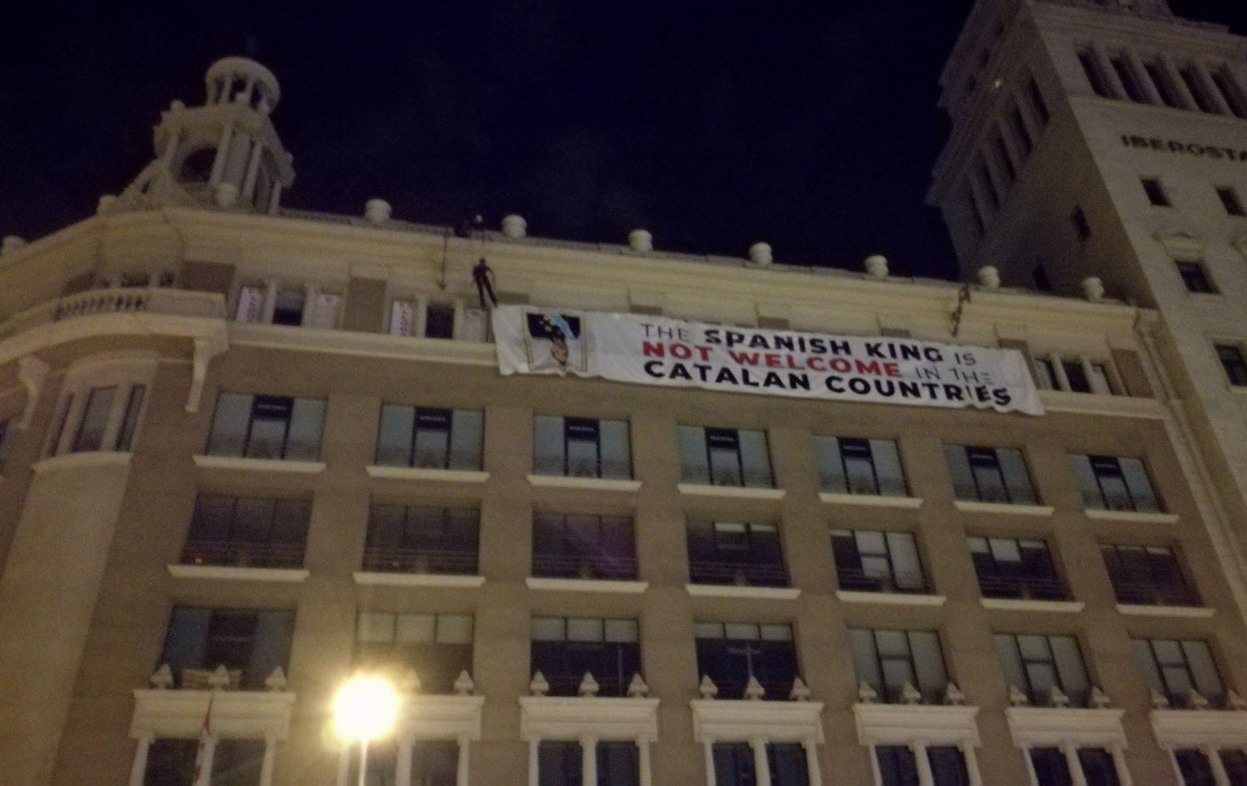 Mossos afirman que competencia para sacar pancarta contra el Rey es de Colau Mossos afirman que competencia para sacar pancarta contra el Rey es de Colau