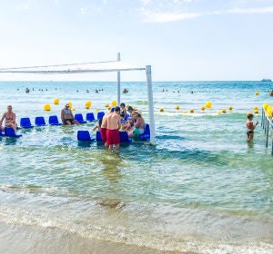 Isla de baño en la playa de Santa Pola Isla de baño en la playa de Santa Pola