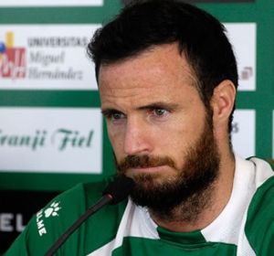 Manu Herrera compareciendo en rueda de prensa cuando jugó en el Elche. Manu Herrera compareciendo en rueda de prensa cuando jugó en el Elche.