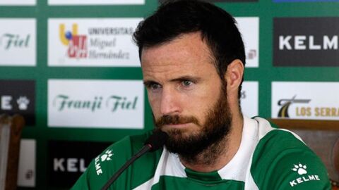 Manu Herrera compareciendo en rueda de prensa cuando jug&oacute; en el Elche.