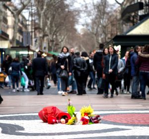 Unas flores homenajean a las víctimas del atentado de las Ramblas de Barcelona Unas flores homenajean a las víctimas del atentado de las Ramblas de Barcelona