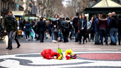 Unas flores homenajean a las v&iacute;ctimas del atentado de las Ramblas de Barcelona