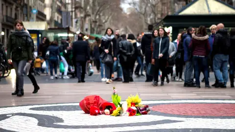 Unas flores homenajean a las víctimas del atentado de las Ramblas de Barcelona Unas flores homenajean a las víctimas del atentado de las Ramblas de Barcelona