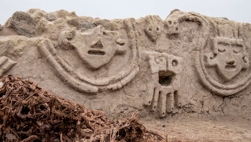 Muro descubierto en las ruinas de Vichama, Perú