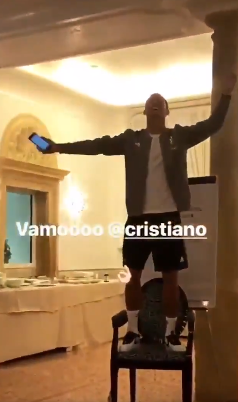 Cristiano Ronaldo 'paga' la novatada con la Juventus... ¡cantando! Cristiano Ronaldo 'paga' la novatada con la Juventus... ¡cantando!