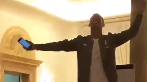 Cr7 haciendo el rito de iniciación en la Juventus Cr7 haciendo el rito de iniciación en la Juventus