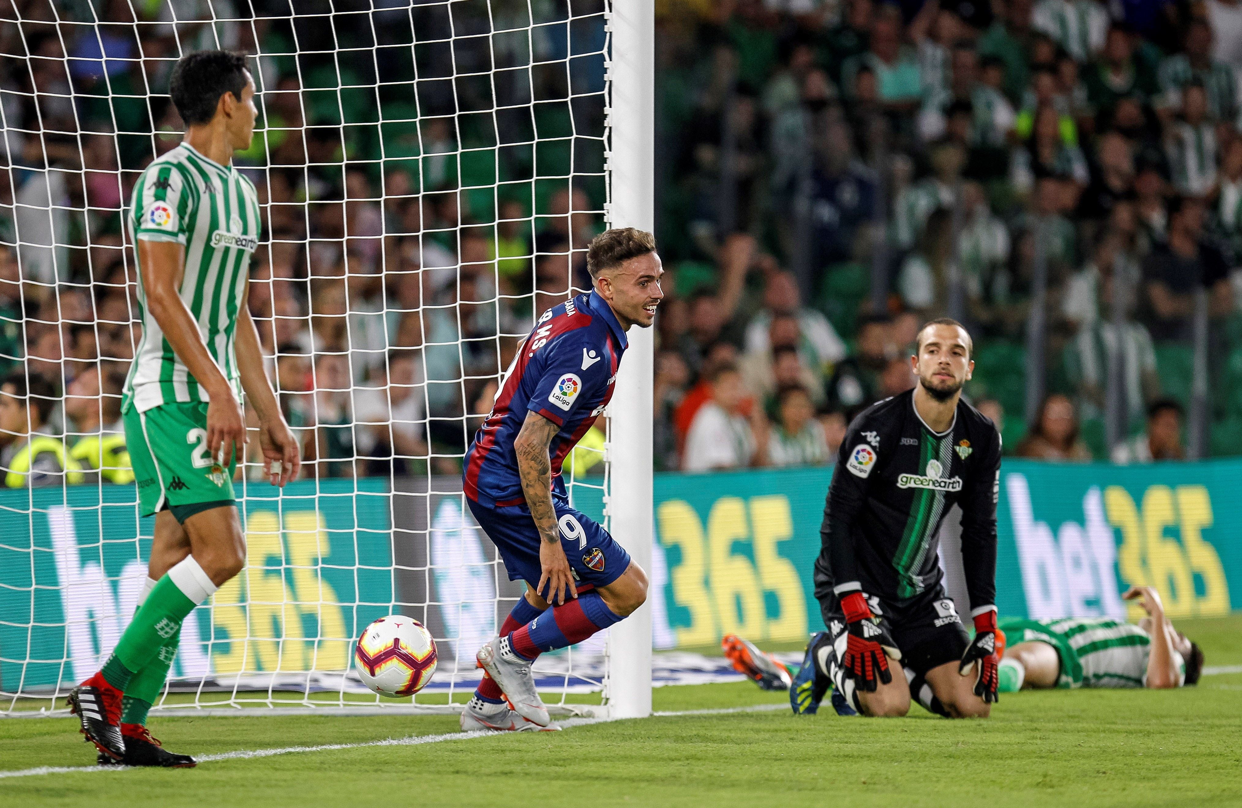 Un enorme Morales lidera a un Levante que duerme líder de la Liga ante el Betis Un enorme Morales lidera a un Levante que duerme líder de la Liga ante el Betis