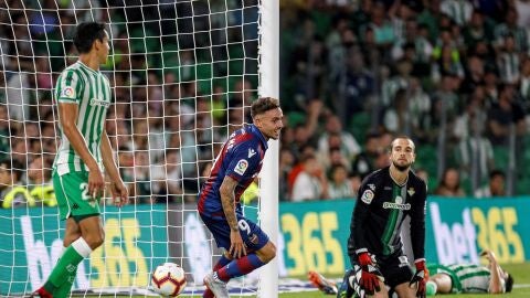 Roger Mart&iacute; celebra su gol contra el Betis