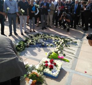 El mural que recuerda a las víctimas de los atentados en Cambrils lleno de flores por el aniversario El mural que recuerda a las víctimas de los atentados en Cambrils lleno de flores por el aniversario