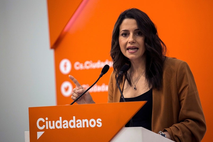 Arrimadas: "Yo no tendría que ir a quitar lazos, los tendría que quitar la Administración" Arrimadas: "Yo no tendría que ir a quitar lazos, los tendría que quitar la Administración"