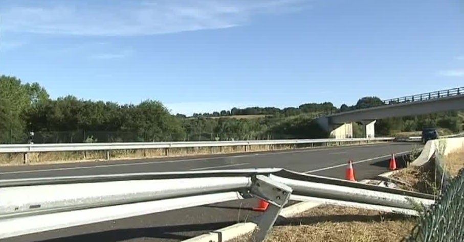 Un muerto y 15 heridos al chocar un microbús y un turismo en Bóveda, Lugo Un muerto y 15 heridos al chocar un microbús y un turismo en Bóveda, Lugo