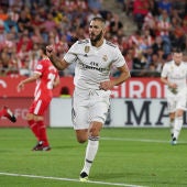 Benzema celebra su gol de penalti contra el Girona