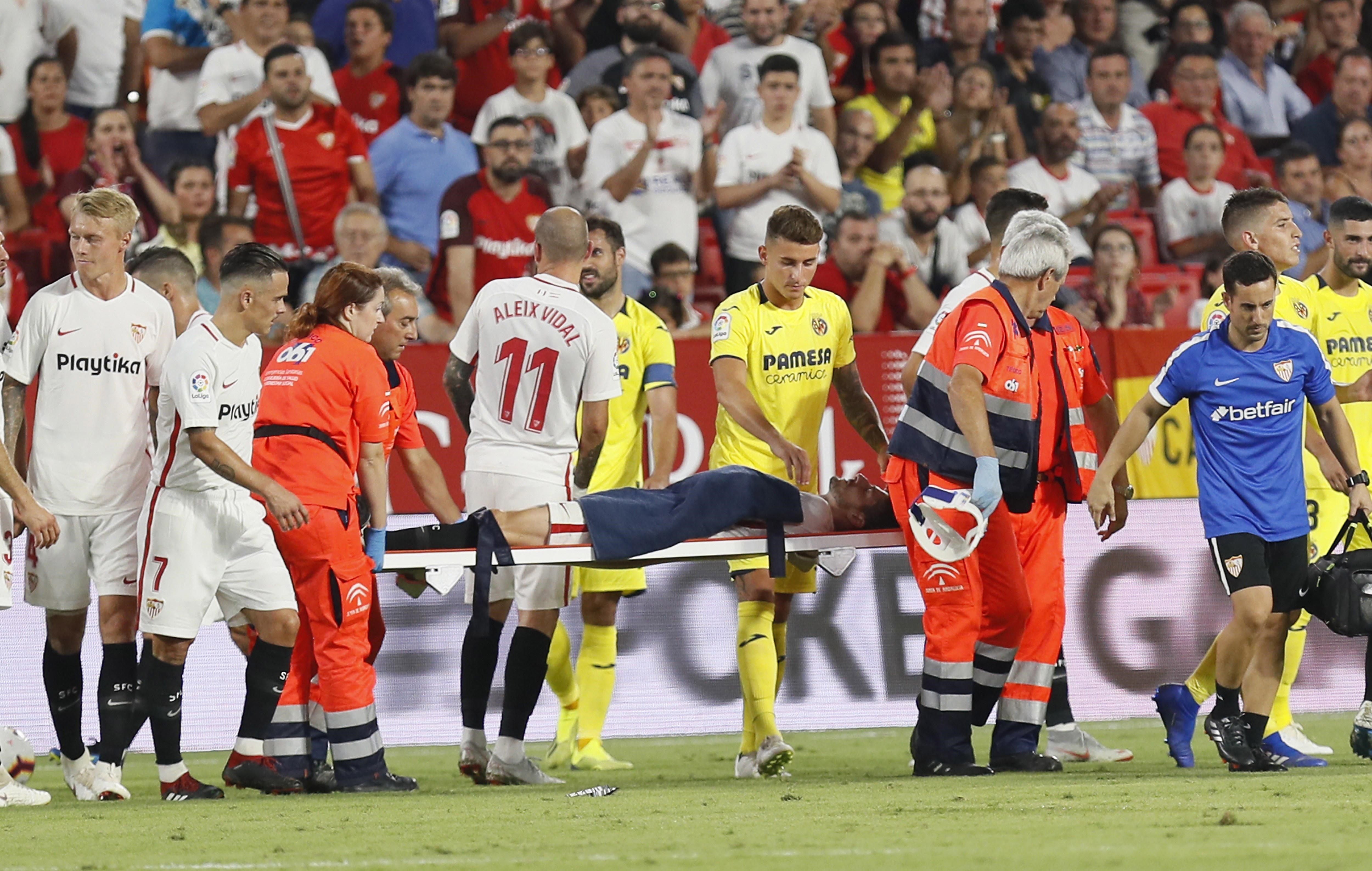 Escudero sufre una grave lesión en el codo ante el Villarreal y abandona el Sánchez Pizjuán en camilla Escudero sufre una grave lesión en el codo ante el Villarreal y abandona el Sánchez Pizjuán en camilla