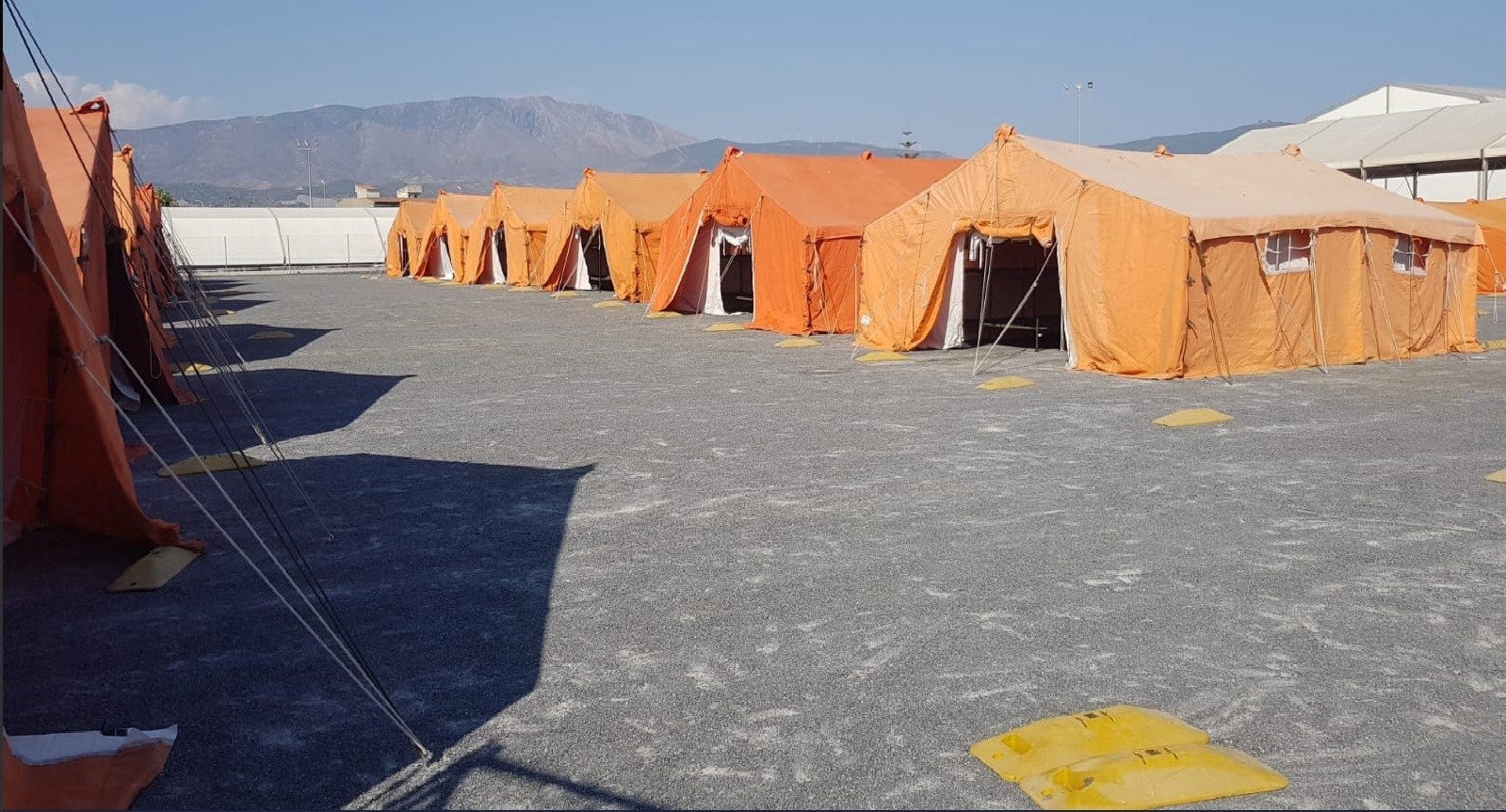 El PP critica que los migrantes vayan a dormir en tiendas de campaña El PP critica que los migrantes vayan a dormir en tiendas de campaña