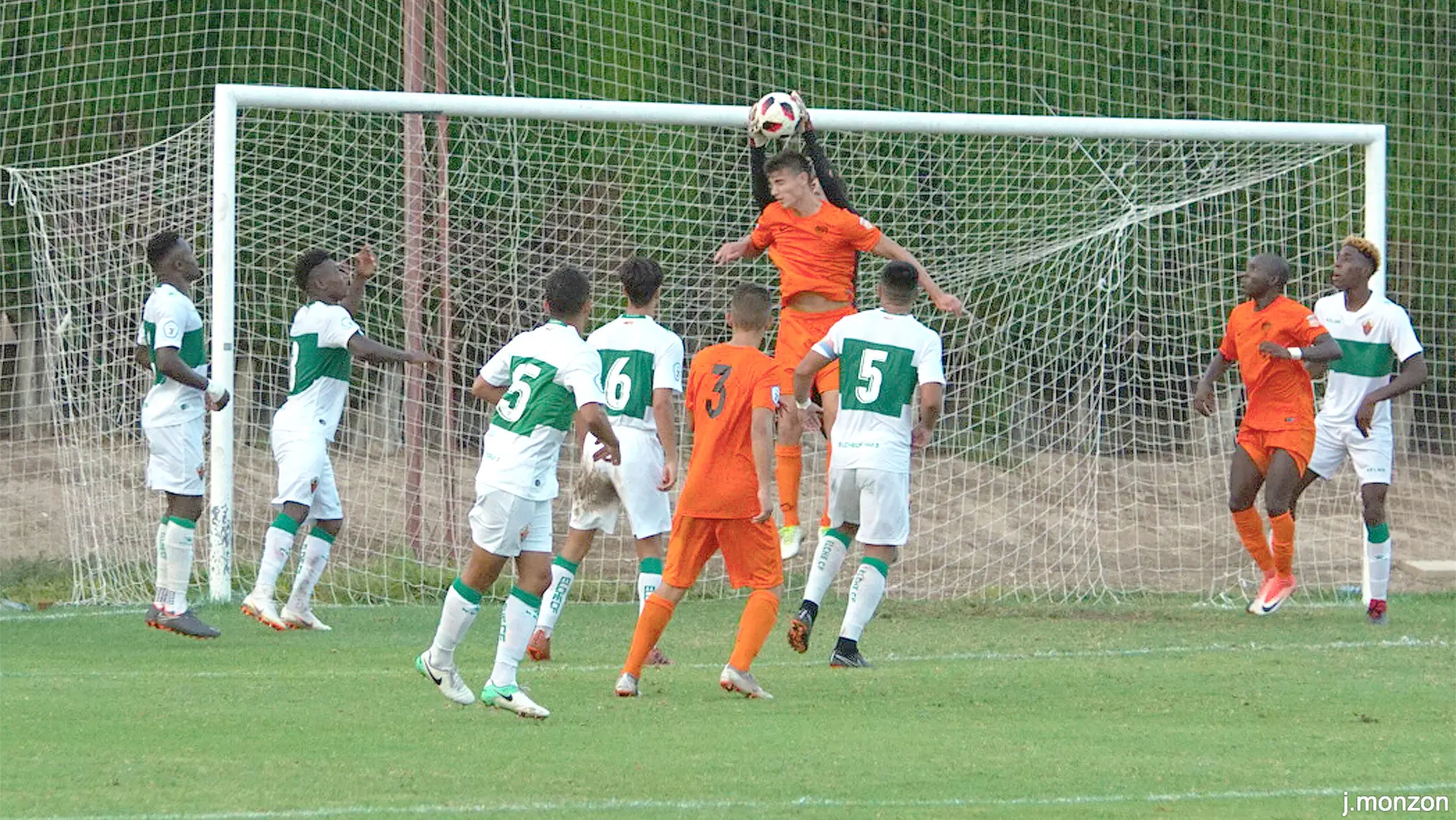 El portero Luis Castillo tuvo una buena actuación y fue una de las claves en la victoria del Ilicitano ante el Torre Levante (2-1).
