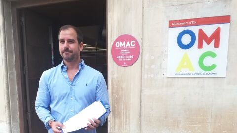 Jos&eacute; Navarro, del Grupo Popular, junto a las oficinas del OMAC.