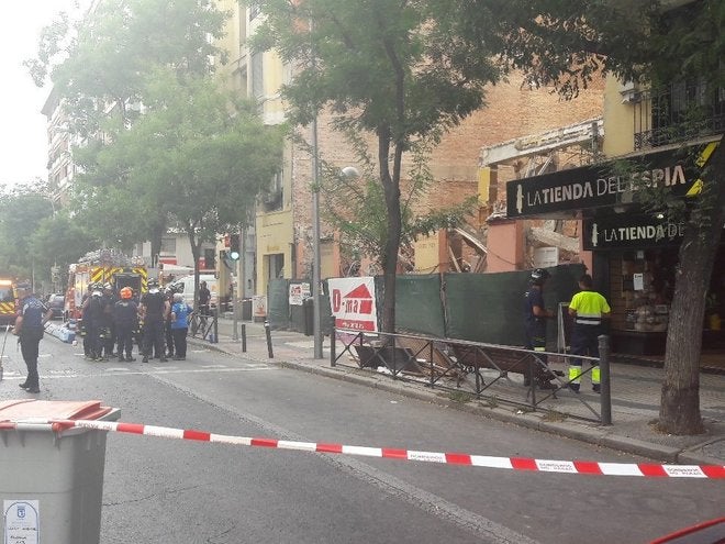 Desalojado un bloque de 13 viviendas en Madrid por daños de una obra contigua Desalojado un bloque de 13 viviendas en Madrid por daños de una obra contigua