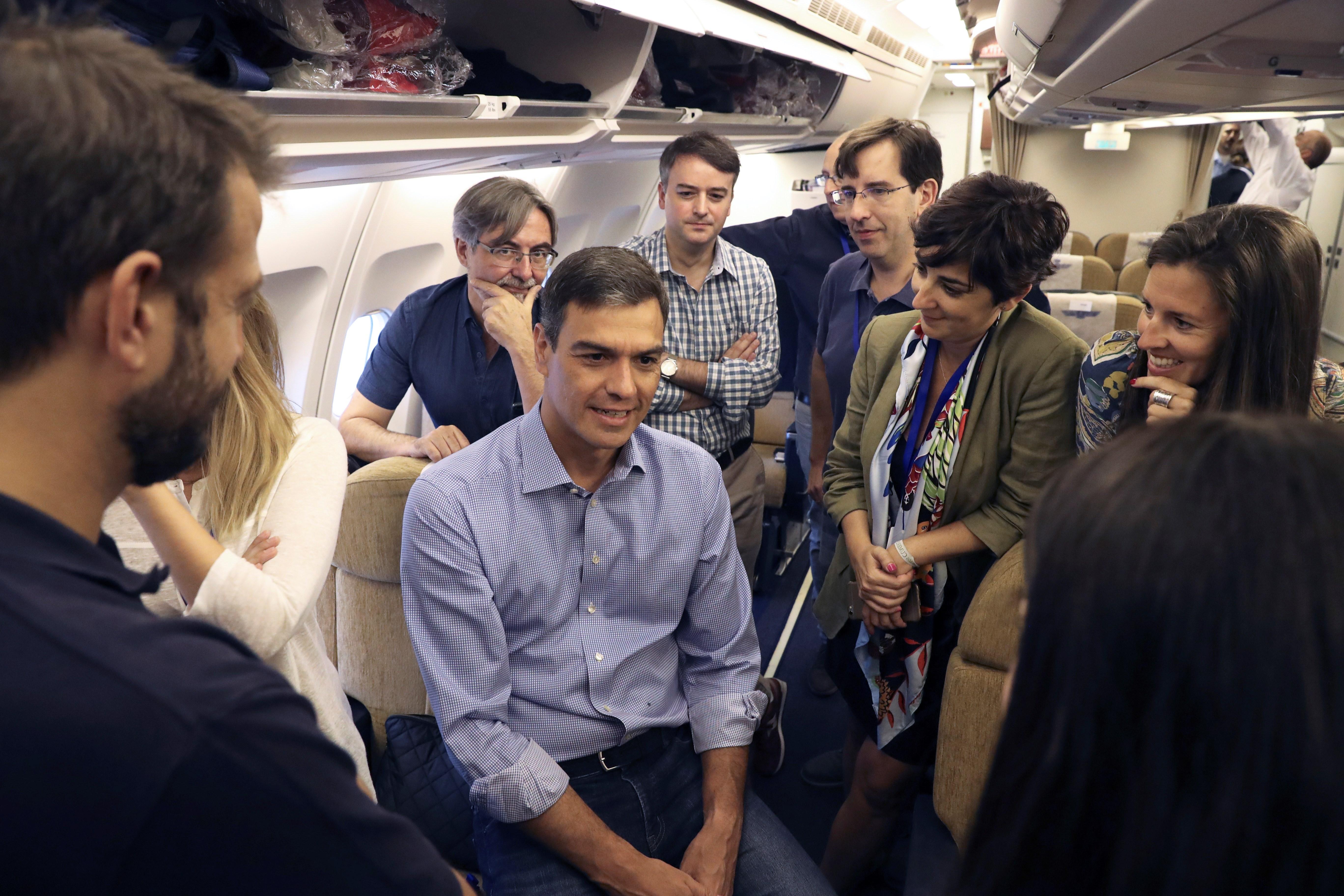 Sánchez inicia su viaje a Chile, la primera parada en su gira latinoamericana Sánchez inicia su viaje a Chile, la primera parada en su gira latinoamericana