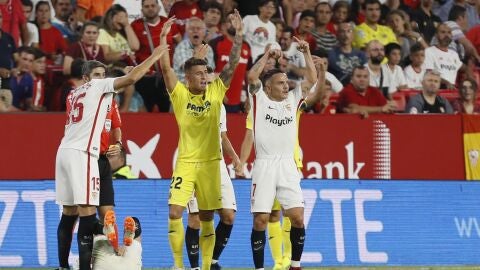 Escudero tendido en el suelo mientras sus compa&ntilde;eros piden ayuda