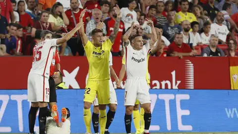 Escudero tendido en el suelo mientras sus compañeros piden ayuda Escudero tendido en el suelo mientras sus compañeros piden ayuda