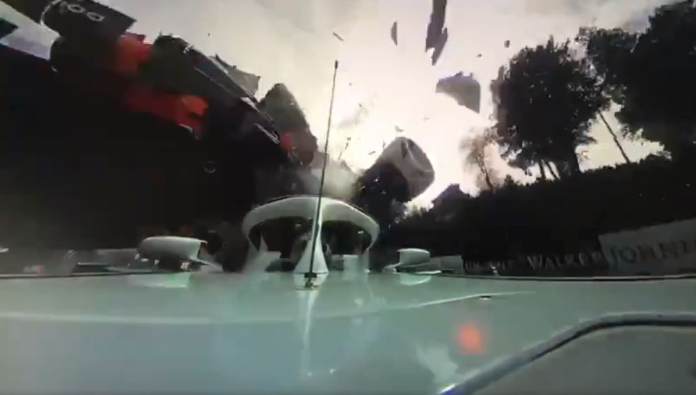El momento del accidente de Alonso y Leclerc