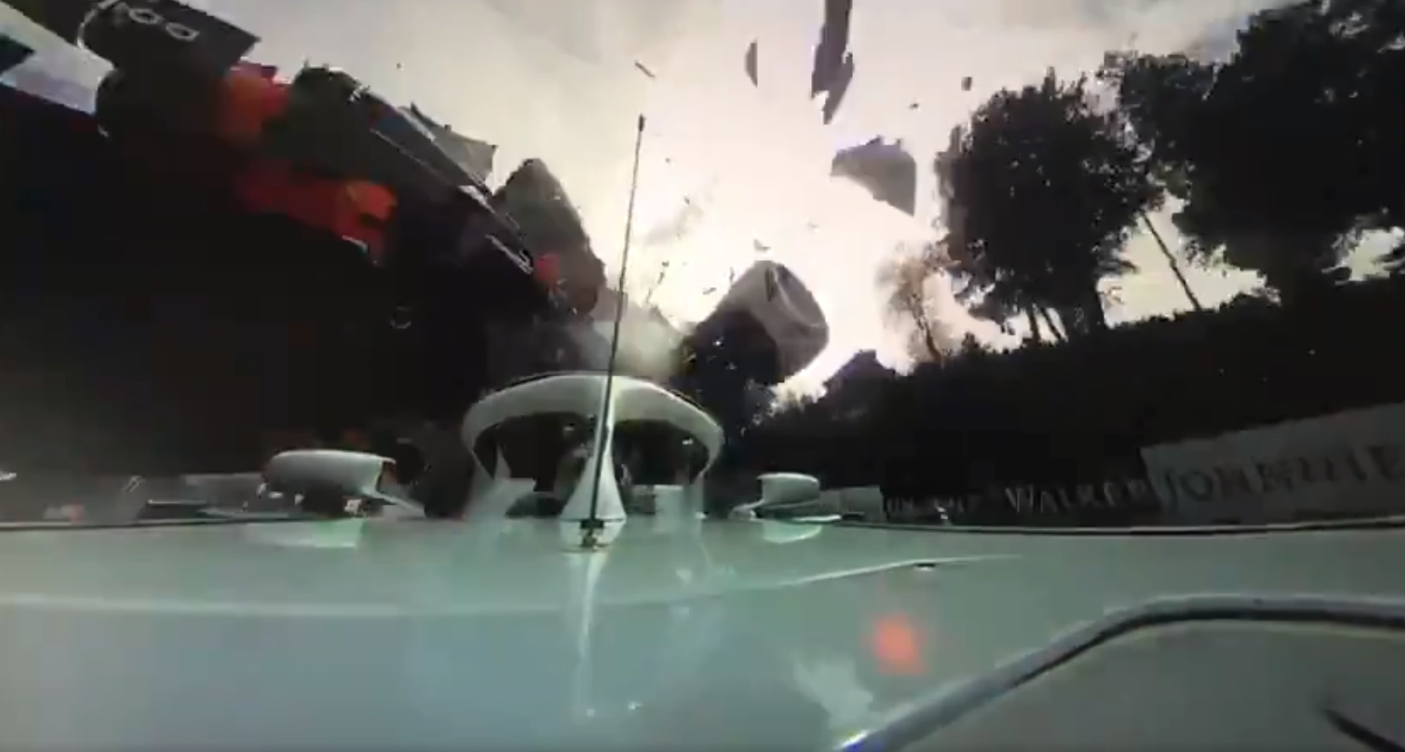 ¿Salvó el Halo la vida de Leclerc? Espeluznante cámara 'on board' del Sauber: así de cerca pasó el McLaren de Alonso ¿Salvó el Halo la vida de Leclerc? Espeluznante cámara 'on board' del Sauber: así de cerca pasó el McLaren de Alonso