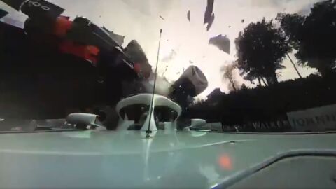 El momento del accidente de Alonso y Leclerc