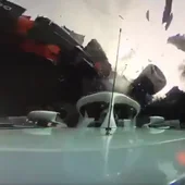 El momento del accidente de Alonso y Leclerc El momento del accidente de Alonso y Leclerc