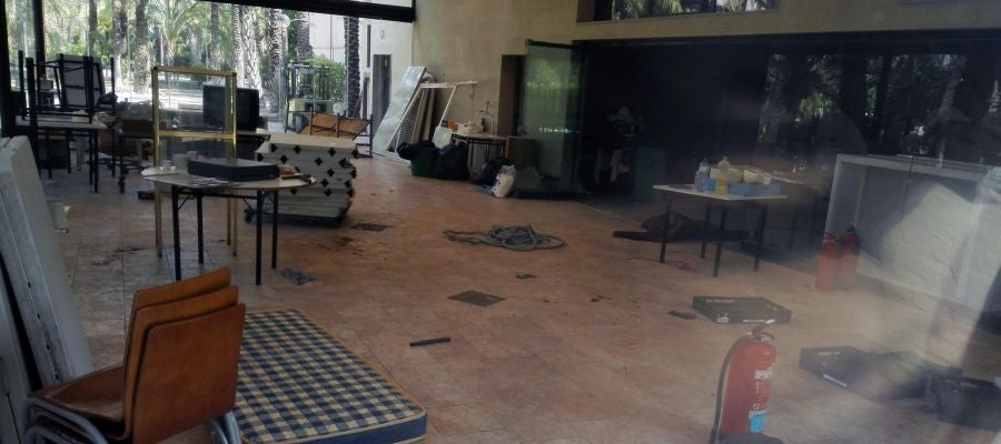 La basura acumulada en el interior del restaurante del Parque Municipal de Elche. La basura acumulada en el interior del restaurante del Parque Municipal de Elche.