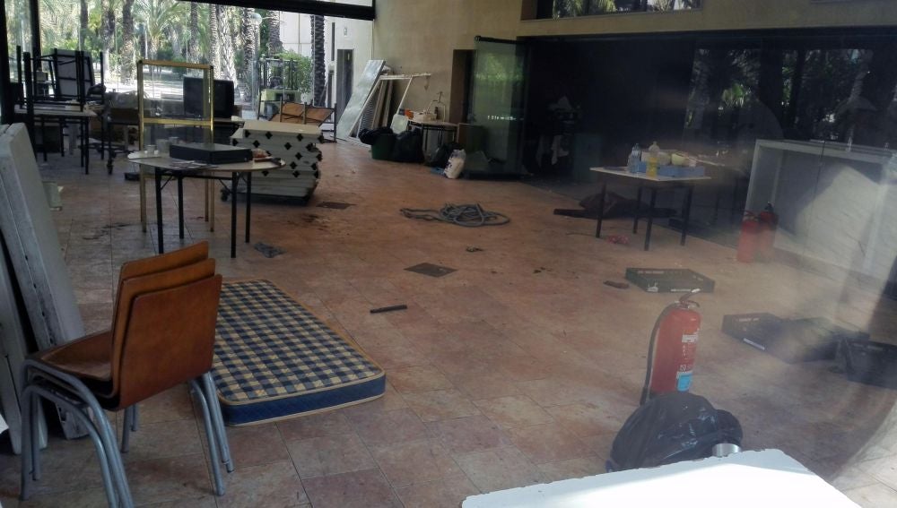 La basura acumulada en el interior del restaurante del Parque Municipal de Elche.