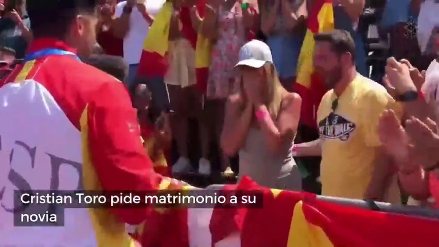 Cristian Toro pide matrimonio a su novia nada más bajar del podio en el Mundial Cristian Toro pide matrimonio a su novia nada más bajar del podio en el Mundial
