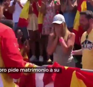 Cristian Toro pide matrimonio a su novia nada más bajar del podio en el Mundial Cristian Toro pide matrimonio a su novia nada más bajar del podio en el Mundial