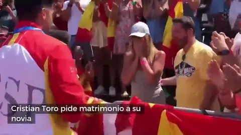 Cristian Toro pide matrimonio a su novia nada más bajar del podio en el Mundial Cristian Toro pide matrimonio a su novia nada más bajar del podio en el Mundial