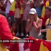 Cristian Toro pide matrimonio a su novia nada más bajar del podio en el Mundial