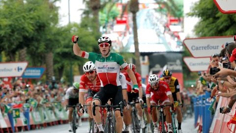 Viviani se impone al esprint en Alhaur&iacute;n de la Torre, Kwiatkowski sigue l&iacute;der
