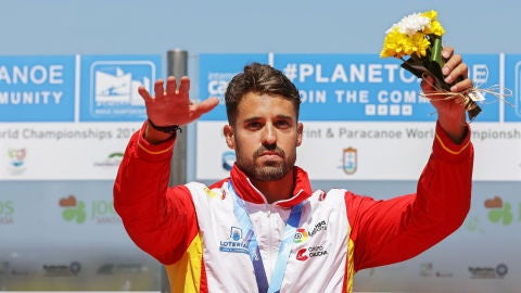 Carlos Garrote celebra su medalla de oro