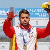 Carlos Garrote celebra su medalla de oro