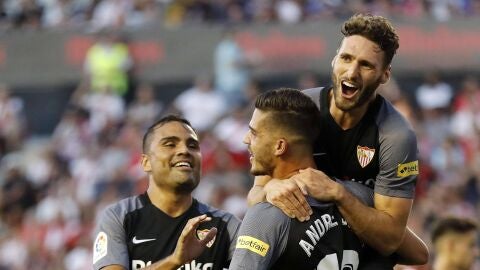 Jugadores del Sevilla celebrando un gol