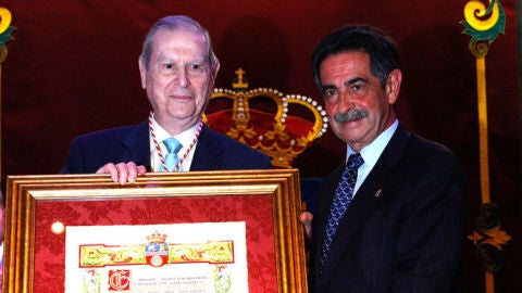 El presidente Revilla entrega el t&iacute;tulo honor&iacute;fico a Alfonso Osorio en 2011