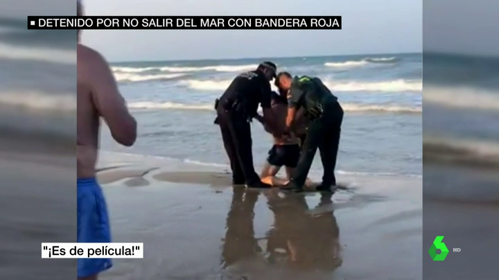 La surrealista detención de un bañista en Oliva que se negaba a salir del mar con bandera roja La surrealista detención de un bañista en Oliva que se negaba a salir del mar con bandera roja
