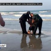 BORRADOR La Guardia Civil detiene a un hombre por no salir del mar con bandera roja