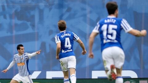 Jugadores de la Real Sociedad celebrando un gol